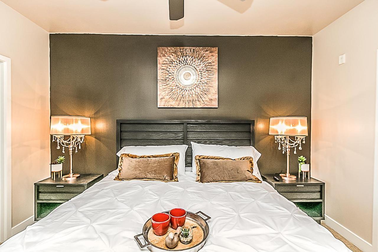 Shopping & Dining 1 Mile - 24 Hour Pool With Parking - 4036 Rumah liburan