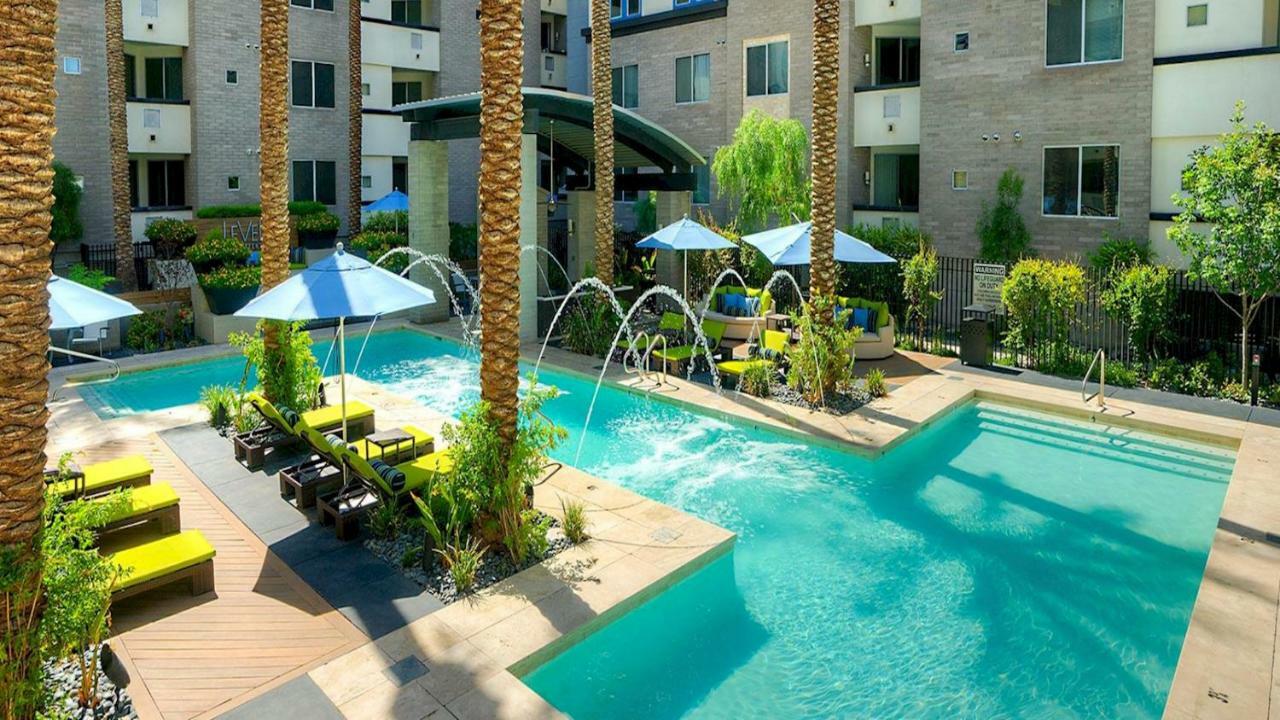 Rumah liburan Shopping & Dining 1 Mile - 24 Hour Pool With Parking - 4036 Phoenix