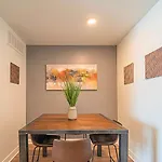 Shopping & Dining 1 Mile - 24 Hour Pool With Parking - 4036