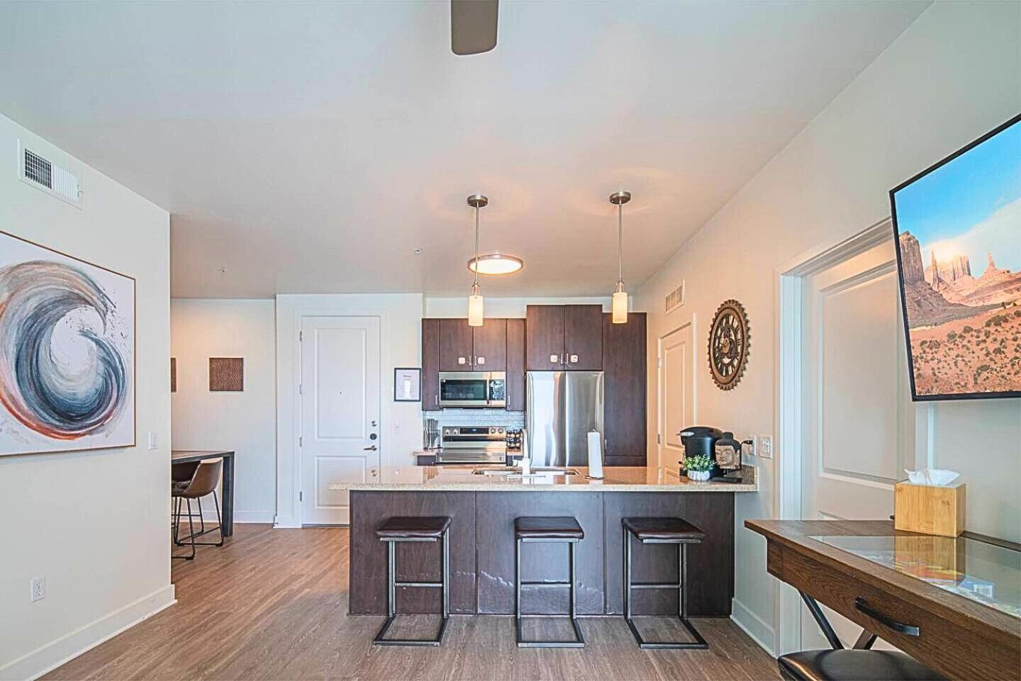 Holiday home Shopping & Dining 1 Mile - 24 Hour Pool With Parking - 4036