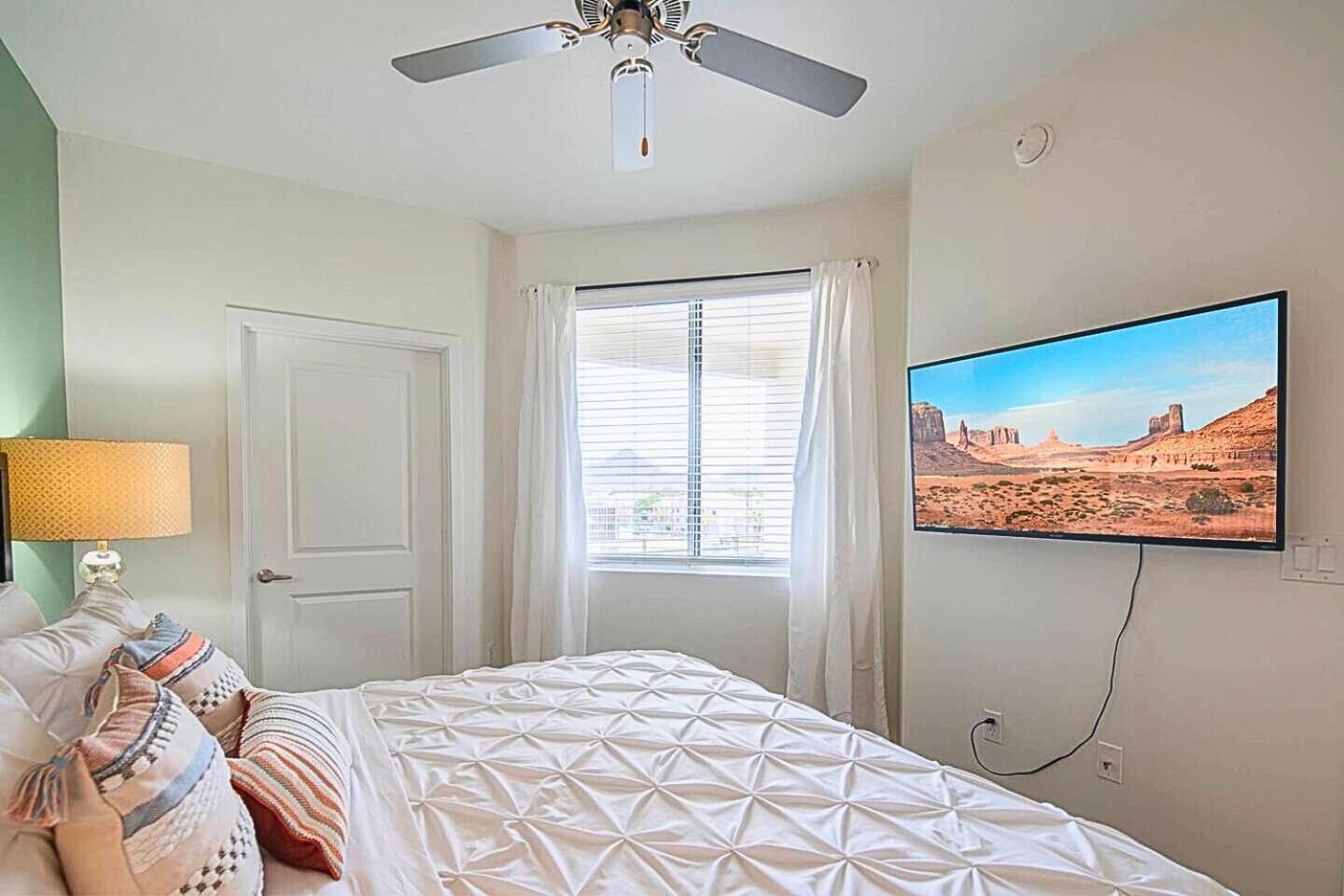 Shopping & Dining 1 Mile - 24 Hour Pool With Parking - 4036 Holiday home