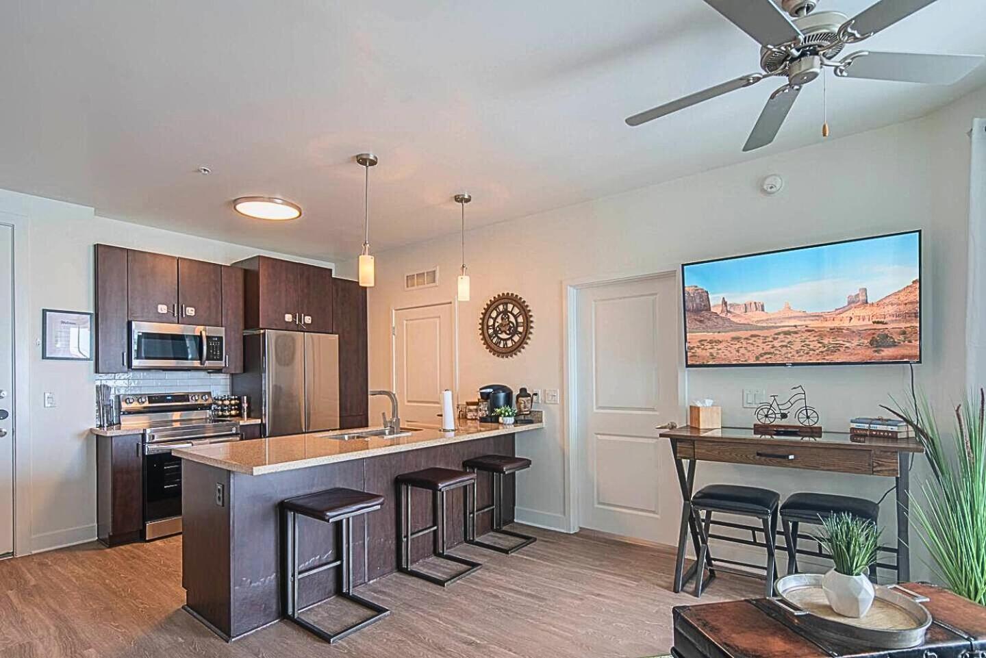 Holiday home Shopping & Dining 1 Mile - 24 Hour Pool With Parking - 4036