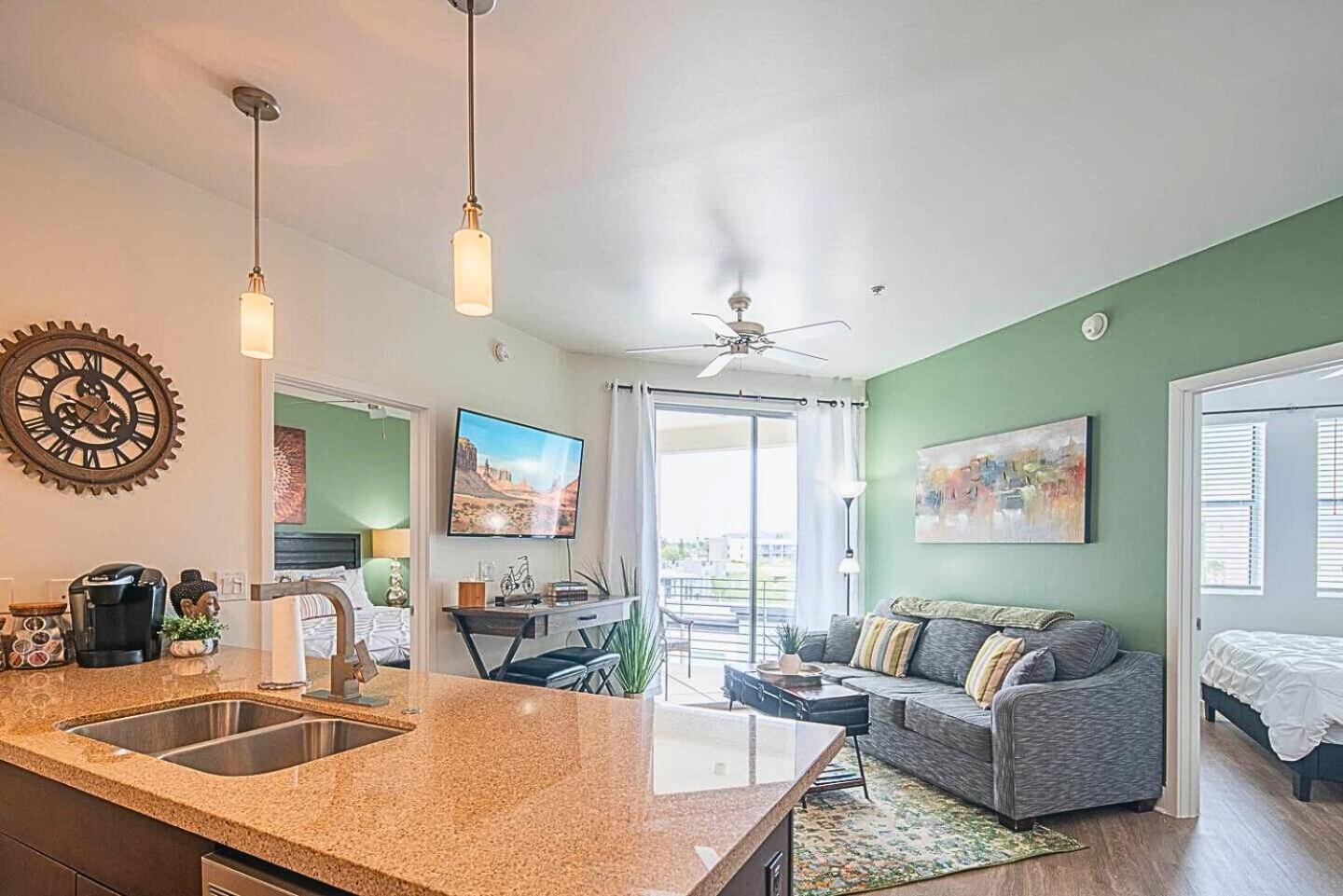 Shopping & Dining 1 Mile - 24 Hour Pool With Parking - 4036 Phoenix