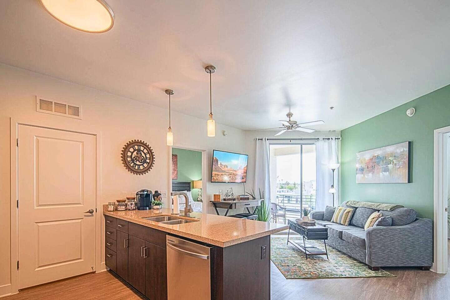 Shopping & Dining 1 Mile - 24 Hour Pool With Parking - 4036 Holiday home
