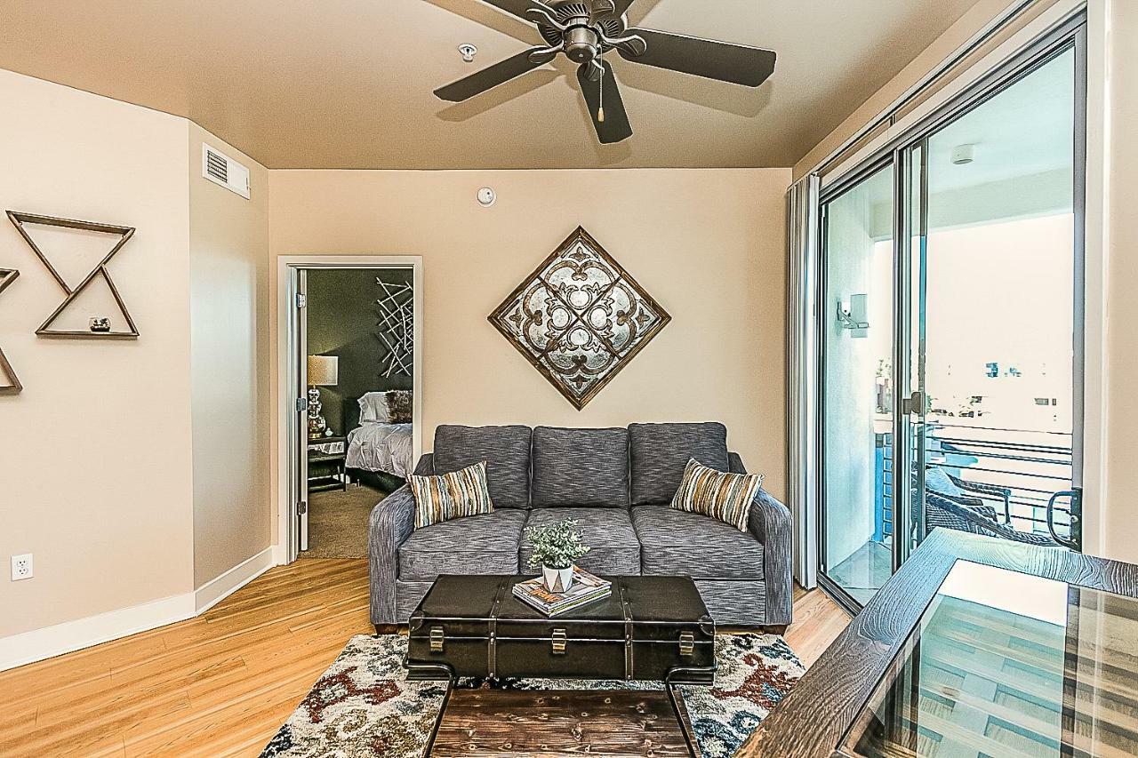Holiday home Shopping & Dining 1 Mile - 24 Hour Pool With Parking - 4036