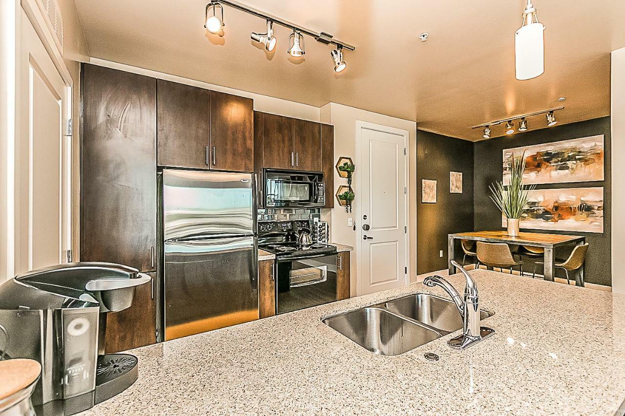 Holiday home Shopping & Dining 1 Mile - 24 Hour Pool With Parking - 4036