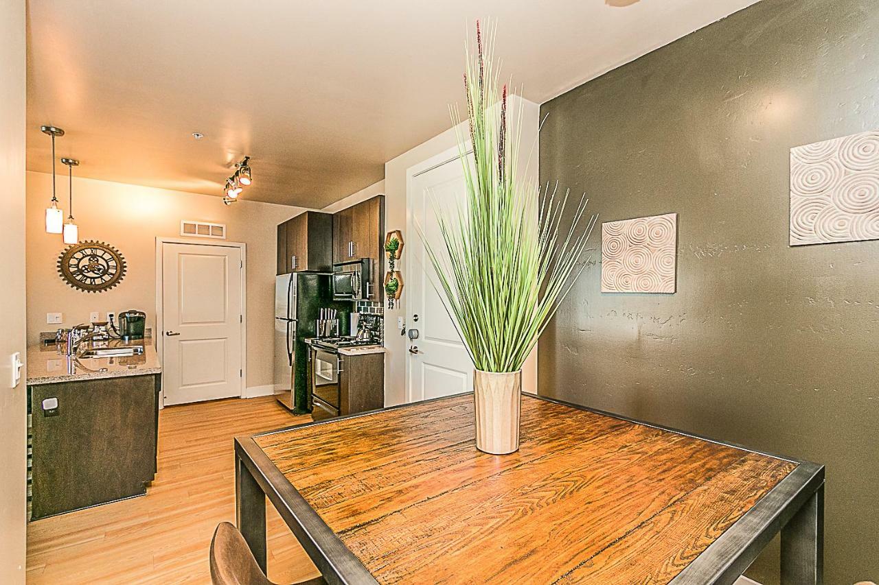 Shopping & Dining 1 Mile - 24 Hour Pool With Parking - 4036 Phoenix