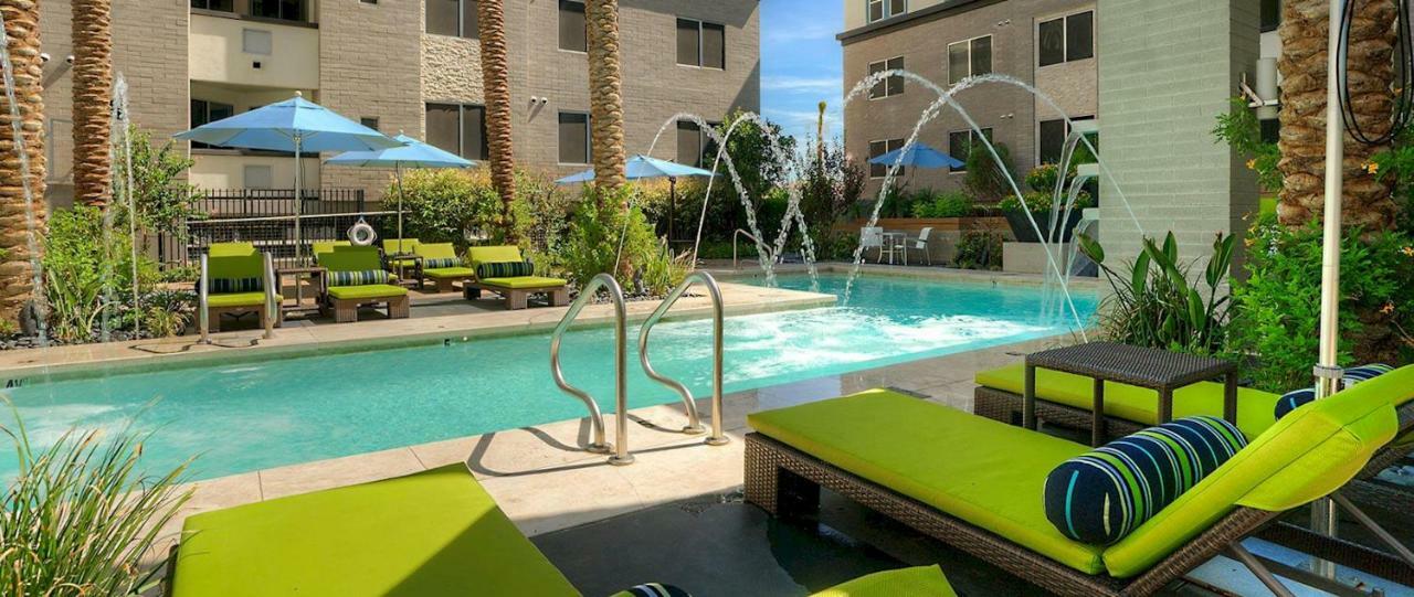 Holiday home Shopping & Dining 1 Mile - 24 Hour Pool With Parking - 4036 Phoenix